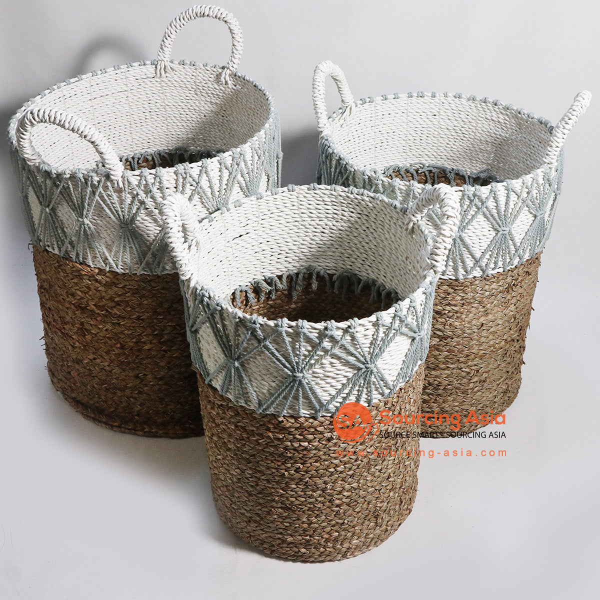 HBSC139 SET OF THREE NATURAL AND WHITE SEAGRASS BASKETS WITH MACRAME