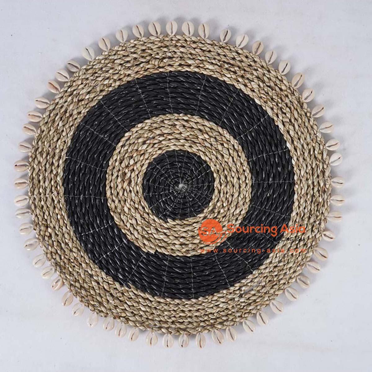 HBSC565-3 NATURAL AND BLACK PANDANUS ROUND PLACEMAT WITH SHELL EDGE