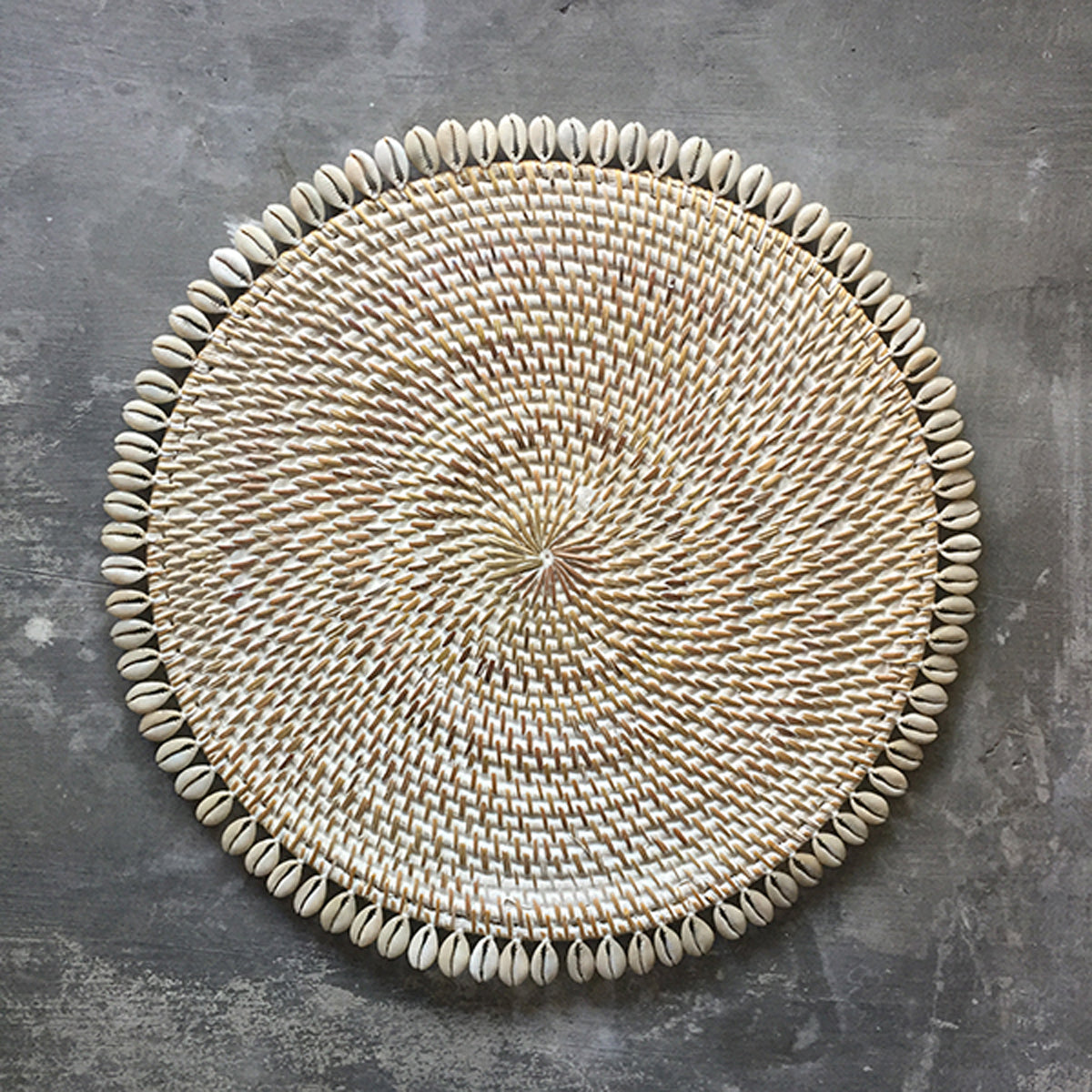 SHL187-6 WHITE WASH RATTAN ROUND PLACEMAT WITH SHELL FRINGE