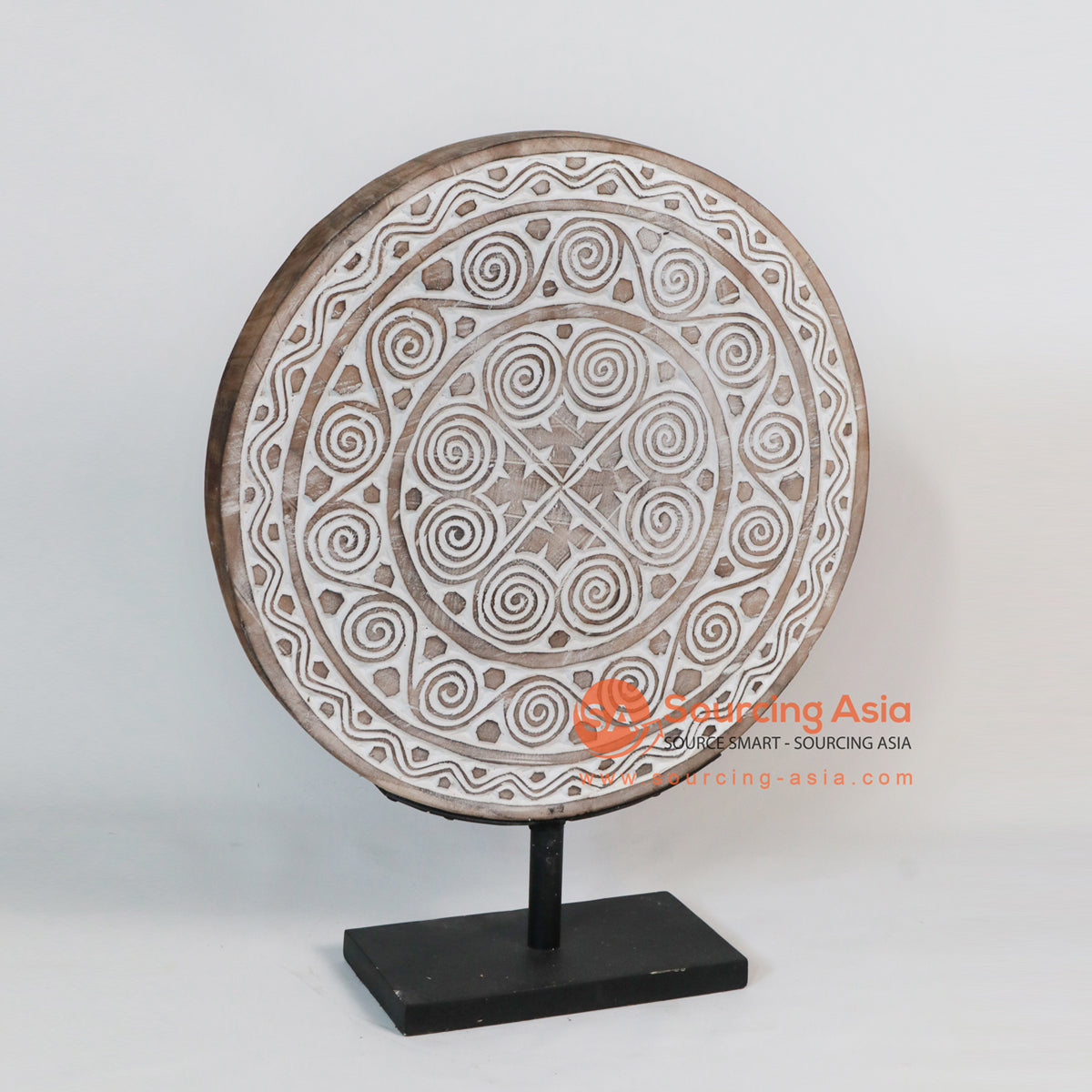 DG014 NATURAL AND WHITE WOODEN SUMBA MOTIVE ROUND ON STAND DECORATION