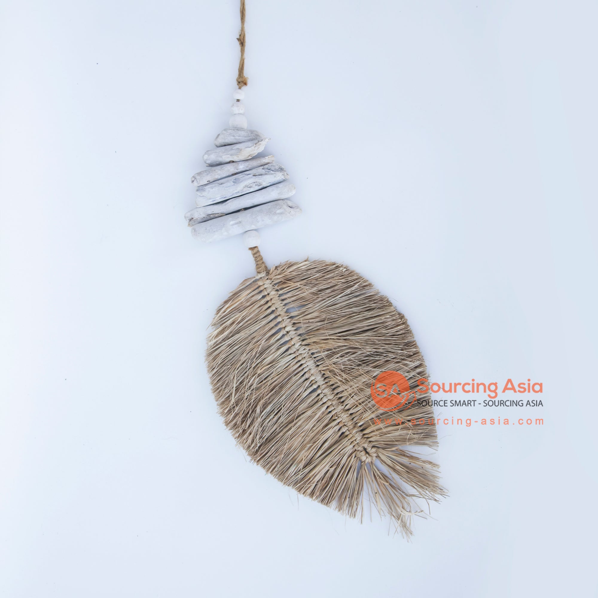 DHL042 WHITE WASHED DRIFTWOOD AND NATURAL RAFFIA LEAF SHAPED HANGING WALL DECORATION