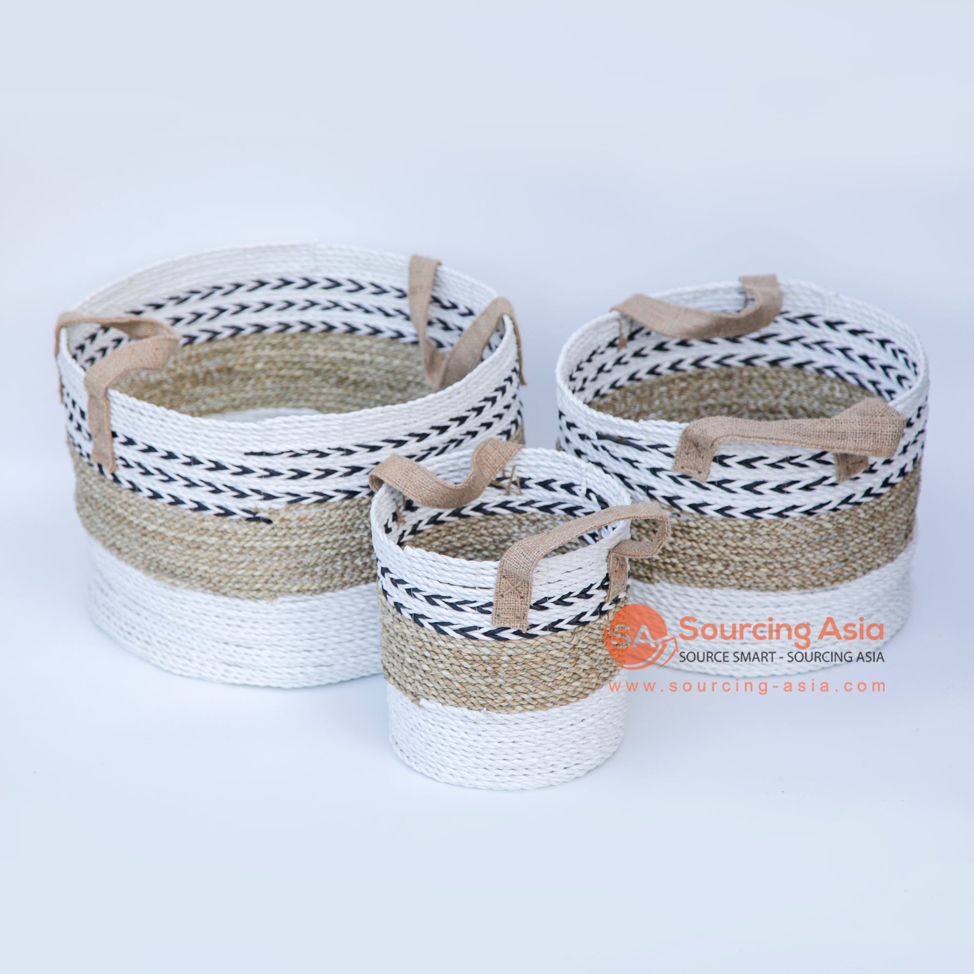 DHL056 SET OF THREE NATURAL AND WHITE SEAGRASS BASKETS WITH HANDLE