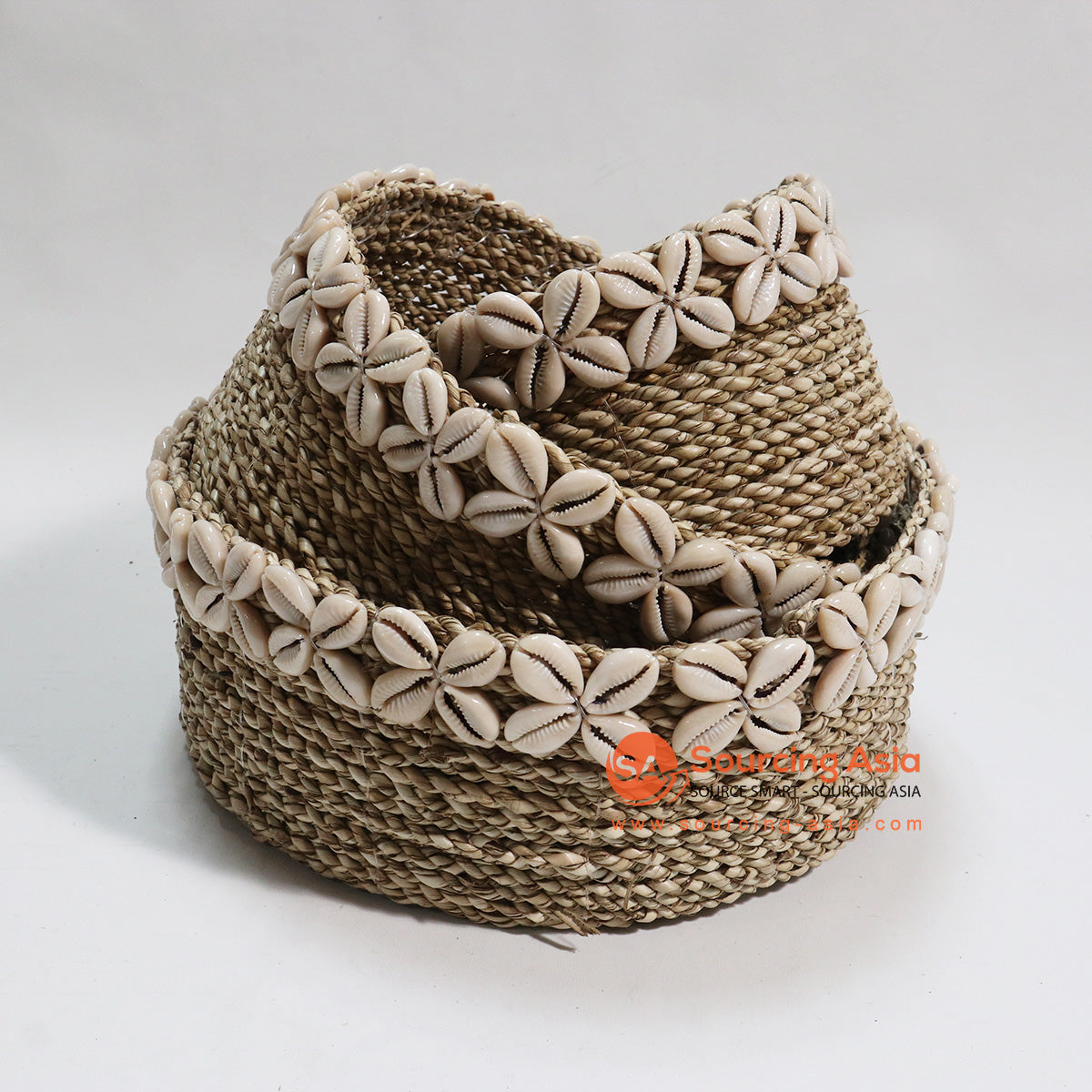 HBSC043-2 SET OF THREE NATURAL SEAGRASS BASKETS WITH SHELL ORNAMENT