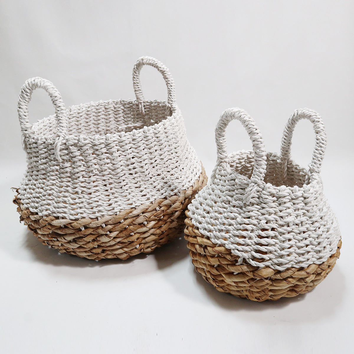 HBSC076 SET OF TWO NATURAL AND WHITE MENDONG AND SEAGRASS BASKETS