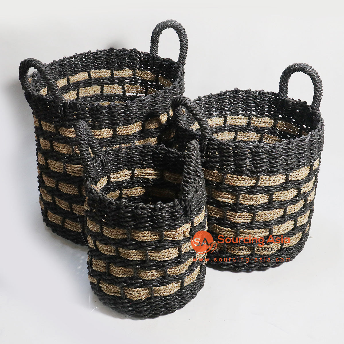 HBSC138 SET OF THREE BLACK AND NATURAL SEAGRASS BASKETS WITH HANDLE