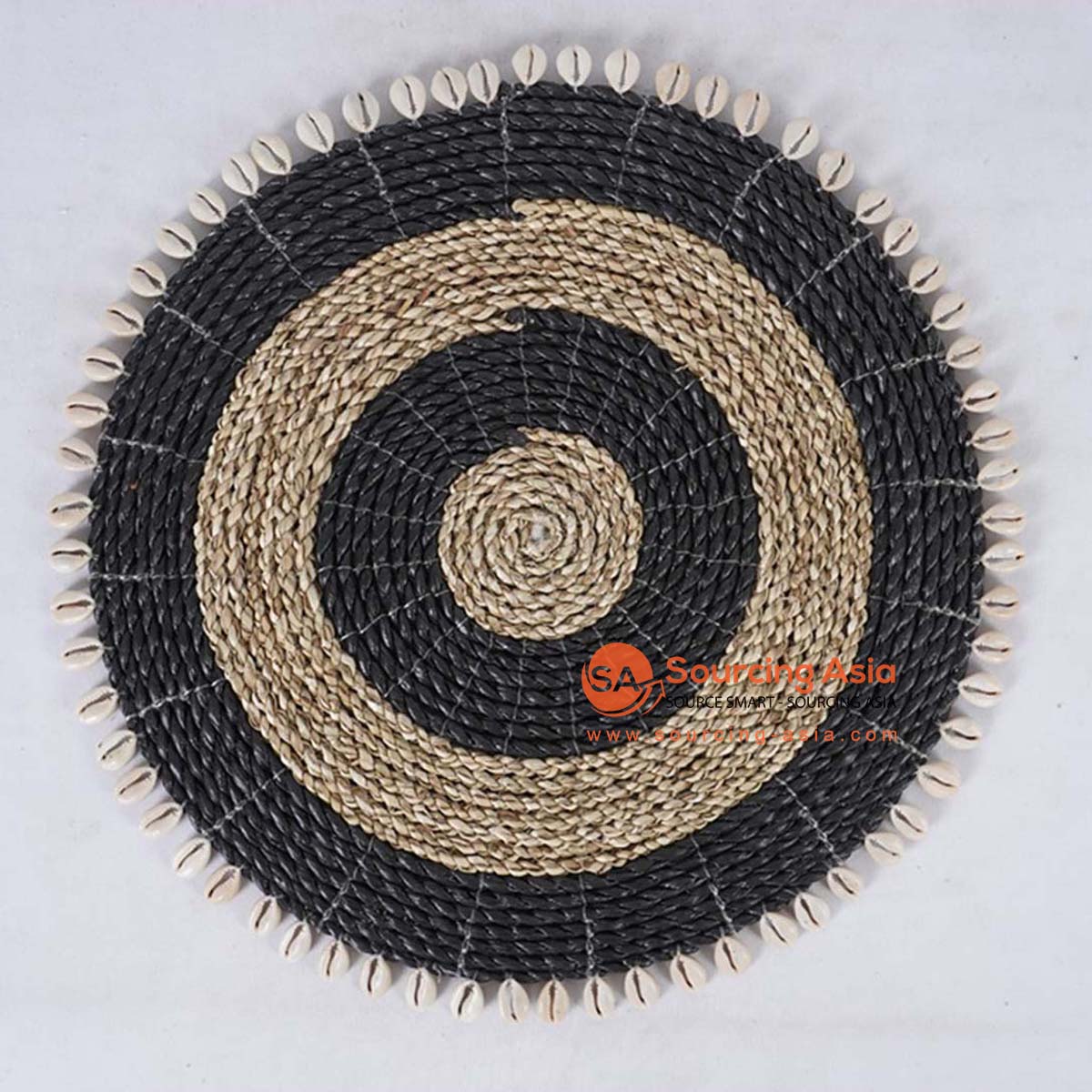 HBSC565 NATURAL AND BLACK PANDANUS ROUND PLACEMAT WITH SHELL EDGE