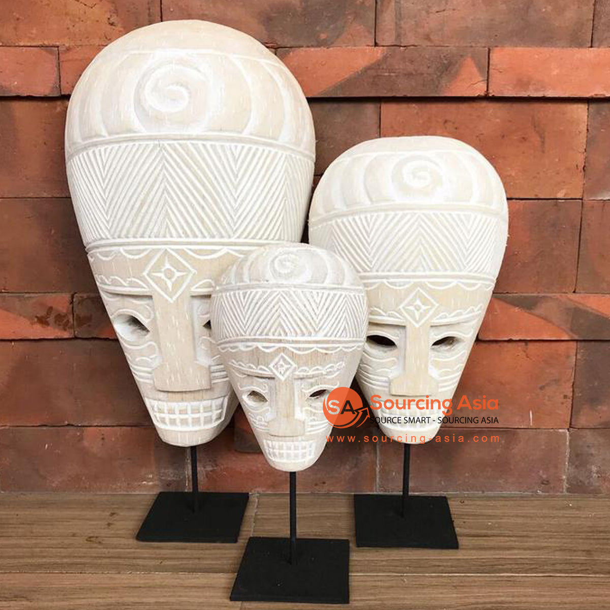 KHLV124 SET OF THREE WHITE WASH WOODEN TRIBAL UNE MASK ON STAND DECORATIONS