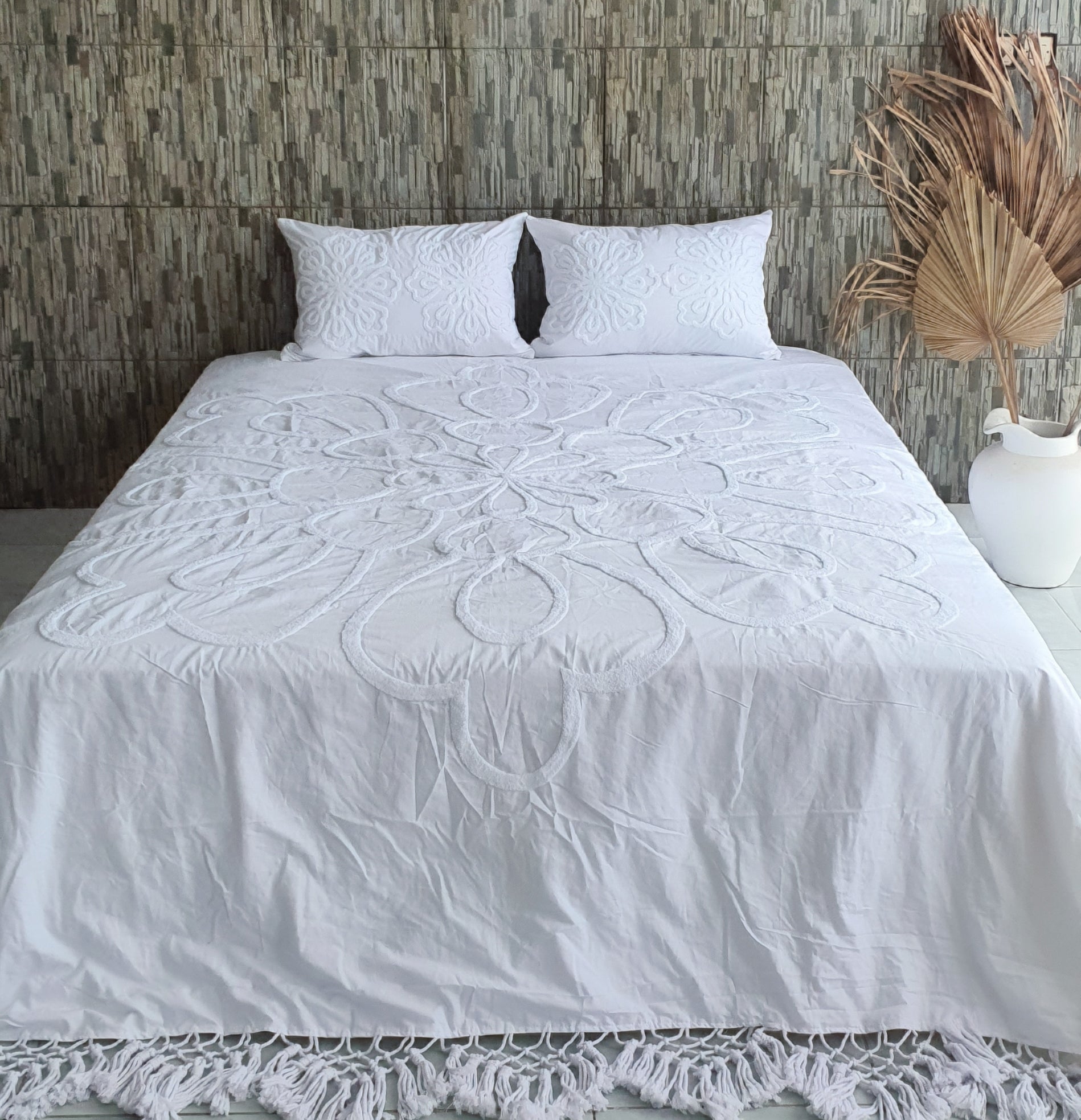 MAC396 WHITE COTTON THROW WITH EMBROIDERY AND MACRAME