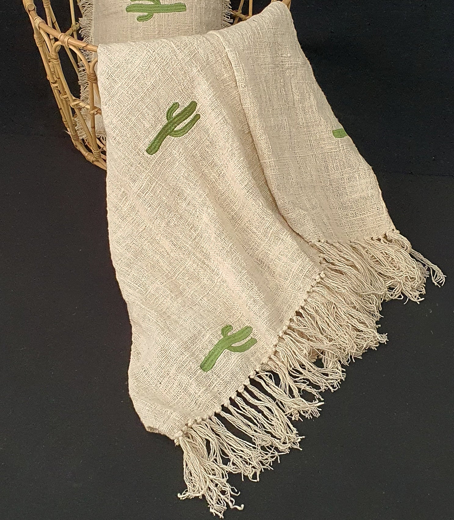 MAC425 NATURAL RAW COTTON THROW WITH CACTUS EMBROIDERY AND FRINGE