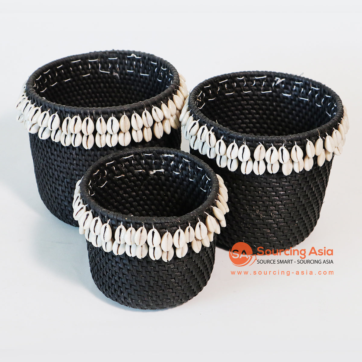 MTIC049 SET OF THREE BLACK RATTAN SMALL BASKETS WITH SHELL ORNAMENT