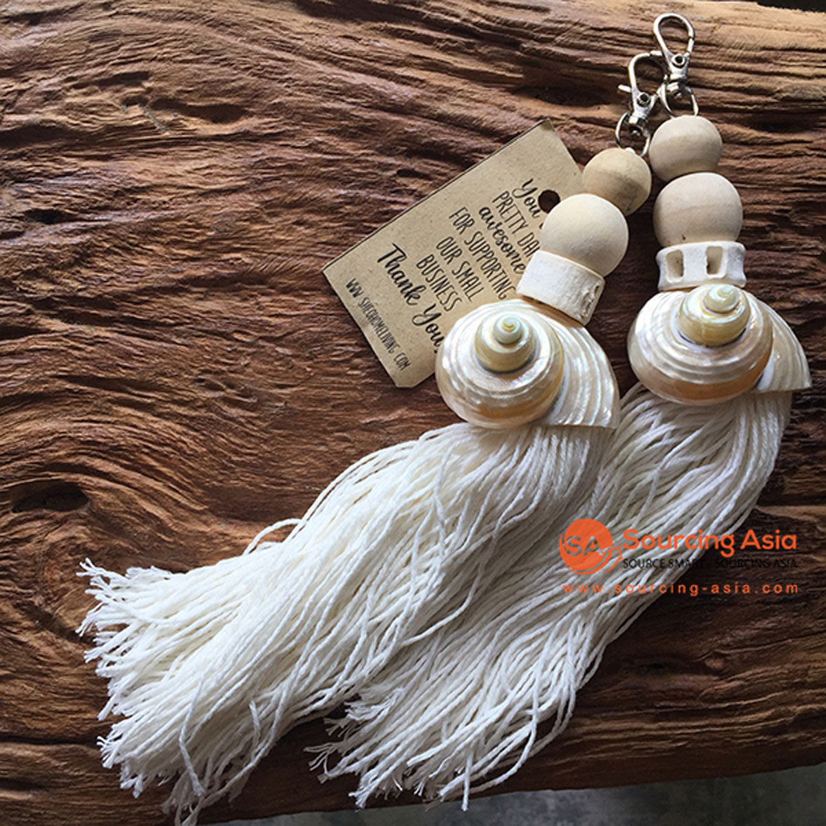 SHL045-9 NATURAL SEASHELL AND TIMBER BEADS KEY RING WITH WHITE GARLAND