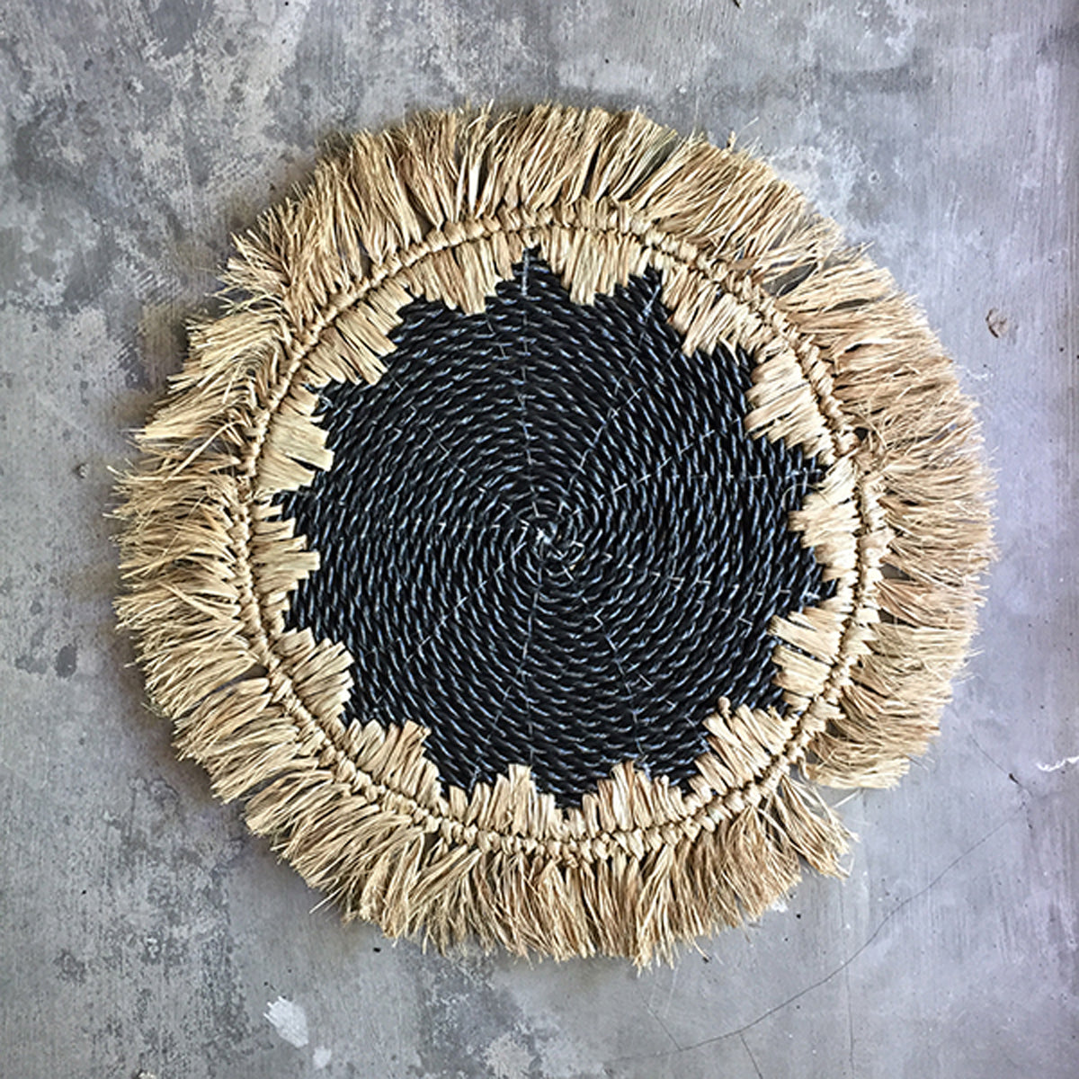 SHL187-1 NATURAL AND BLACK RAFFIA ROUND PLACEMAT