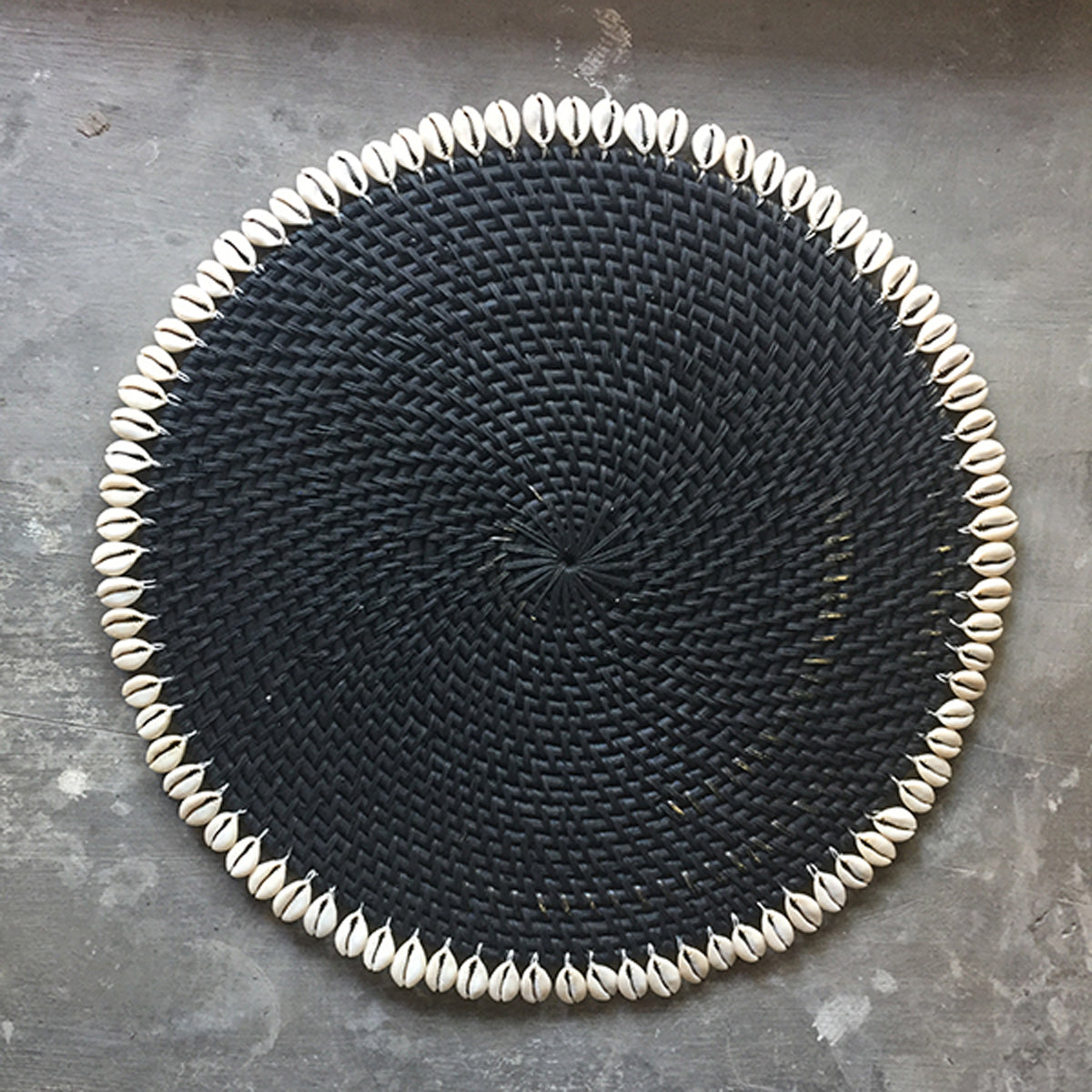 SHL187-5 BLACK RATTAN ROUND PLACEMAT WITH SHELL FRINGE